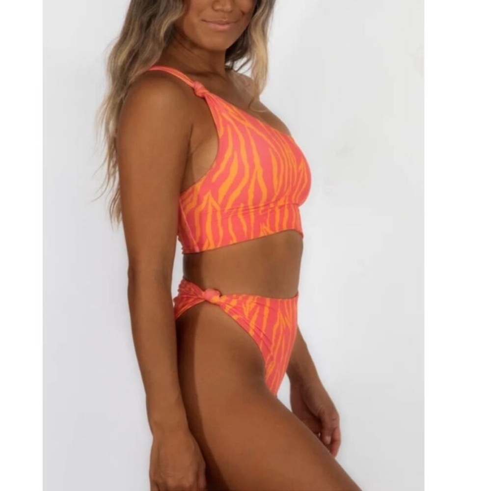 Skatie Nicole One Piece Swim Suit in Mauna Loa Size Medium. New - Picture 3 of 11